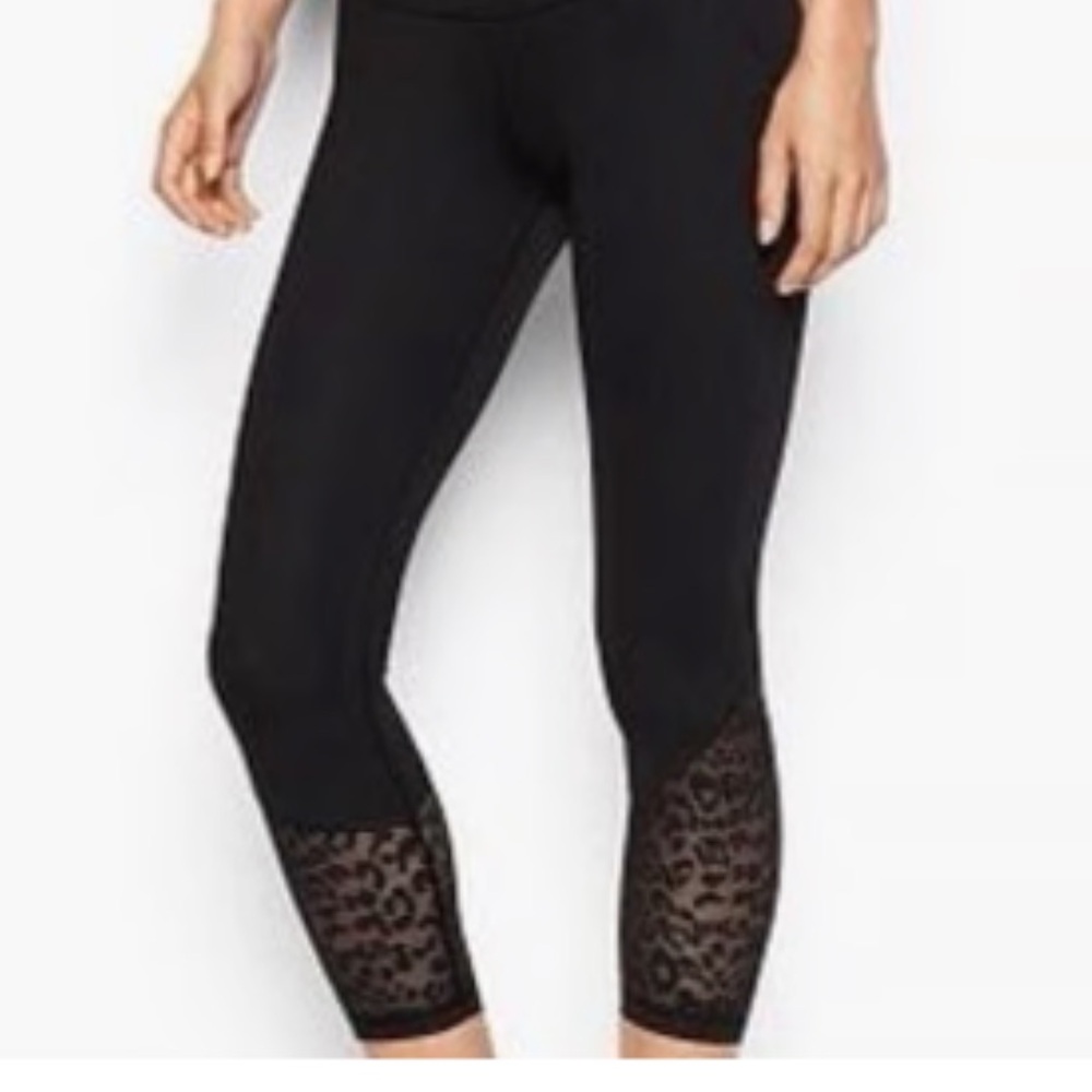 Victoria Sport Knockout Capri with leopard mesh